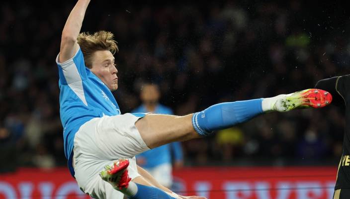 Мактоминай забил 19-й гол за Наполи в Серии А - столько же, сколько забил в АПЛ